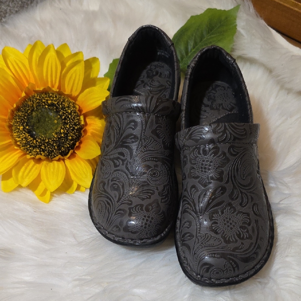 BOC Gray Tooled Paisley Clog